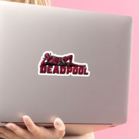 Deadpool lezi 1 stiker za laptop