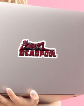 Deadpool lezi 1 stiker za laptop