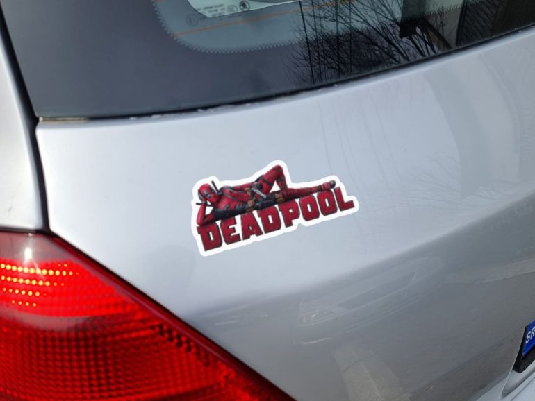 Deadpool lezi 2 stiker za laptop