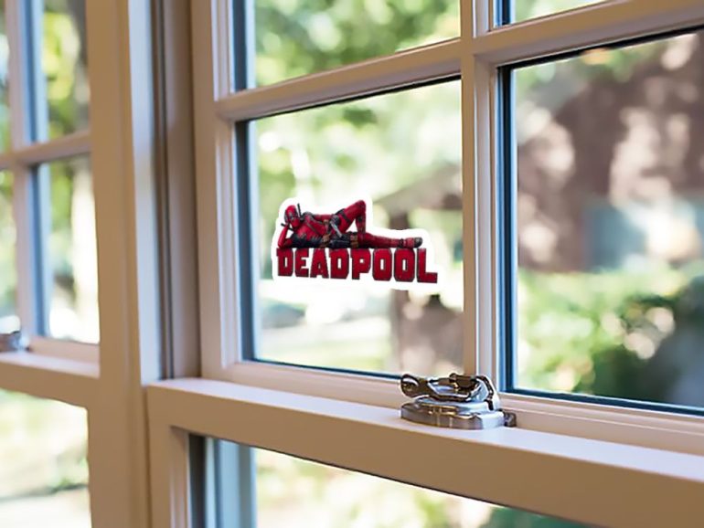 Deadpool lezi 4 stiker za laptop
