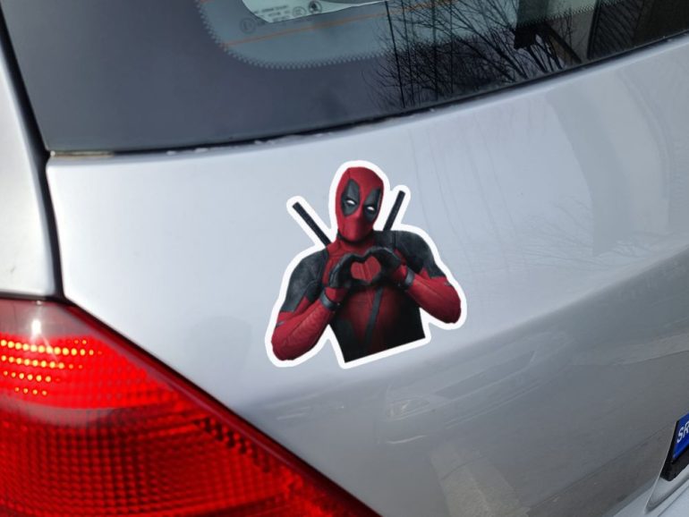 Deadpool srce 2 stiker za laptop