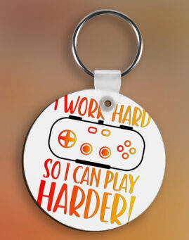 work hard to play harder Privezak za ključeve
