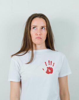Ruka mala majica za proteste
